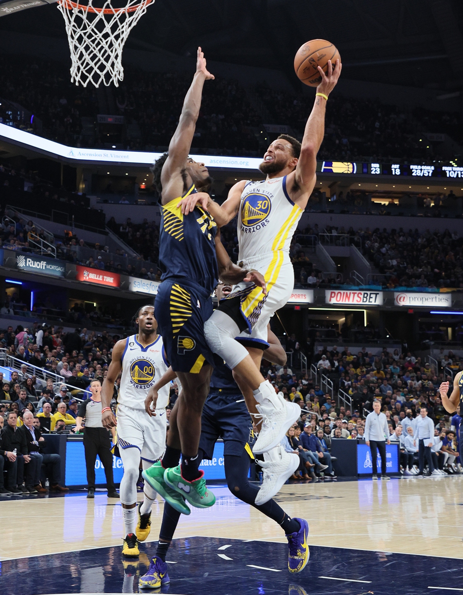 Stephen Curry (right) of the Golden State Warriors drives to the basket against the Indiana Pacers on December 14, 2022 in Indianapolis, the US. Photo: VCG 