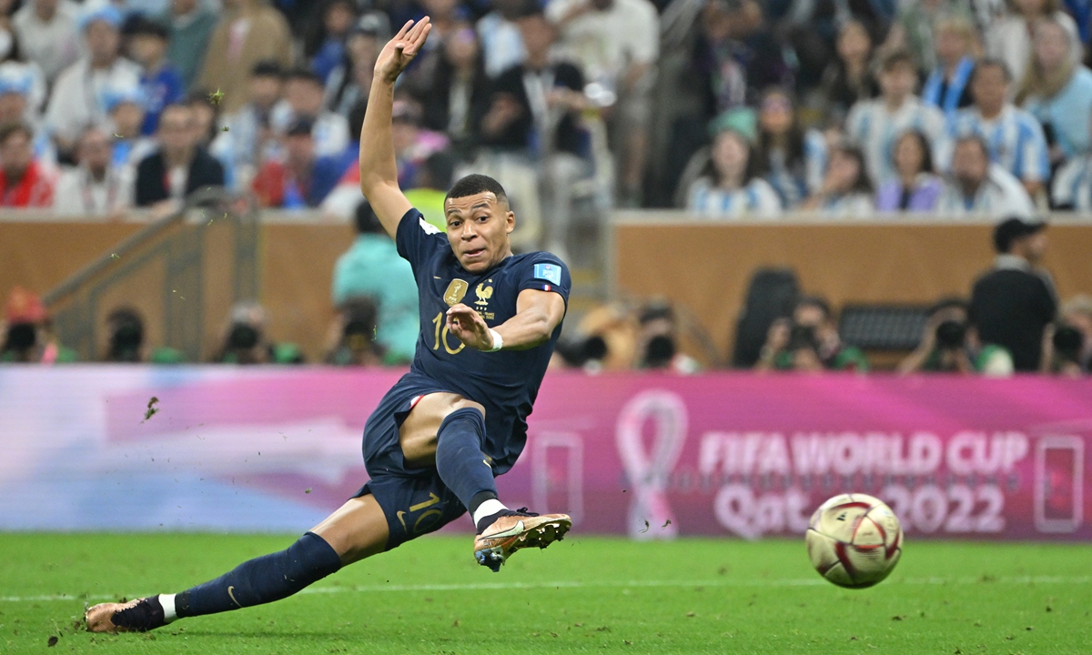 Kylian Mbappe of France scores the equalizer at the end of the World Cup final match between Argentina and France on December 18, 2022 in Lusail City, Qatar. Photo: VCG