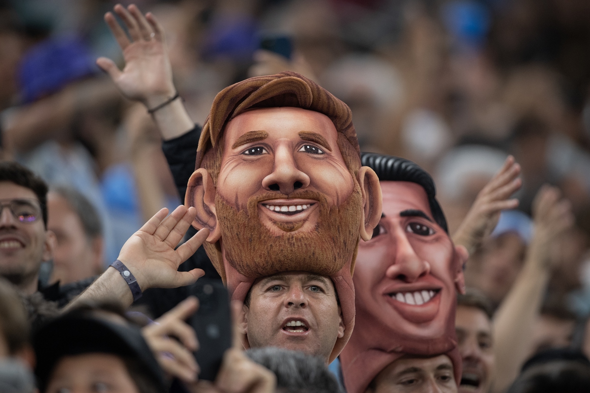 Argentina fans with replica heads of Lionel Messi and Angel di Maria react before the World Cup semifinal match between Argentina and Croatia on December 13, 2022. Photo: VCG
