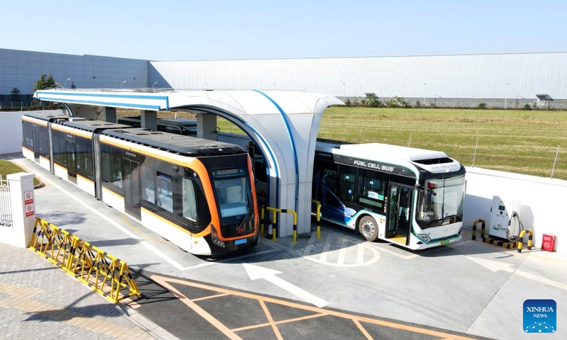 This aerial photo taken on Dec. 15, 2022 shows public buses being refueled at a hydrogen refueling station in Lingang new area of Pudong New Area in east China's Shanghai.(Photo: Xinhua)