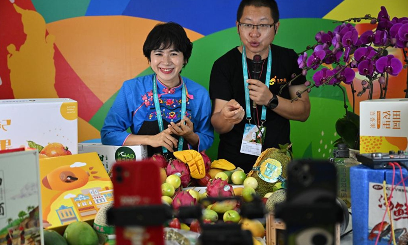 Staff members promote agricultural products via live-streaming at the 2022 China (Hainan) International Tropical Agricultural Products Winter Trade Fair in Haikou, south China's Hainan Province, Dec. 15, 2022. The 2022 China (Hainan) International Tropical Agricultural Products Winter Trade Fair kicked off here on Thursday in the Hainan International Convention and Exhibition Center.(Photo: Xinhua)