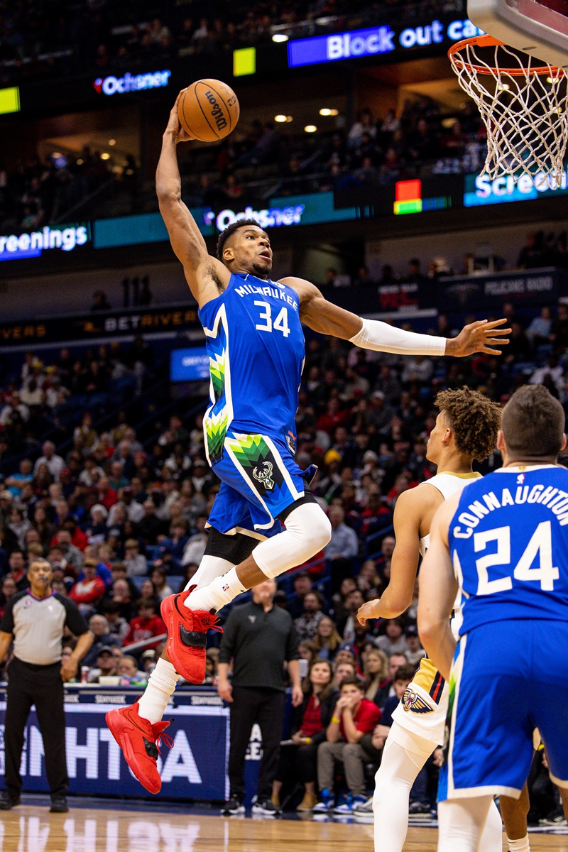 Milwaukee Bucks forward Giannis Antetokounmpo dunks the ball against the New Orleans Pelicans on December 19, 2022 in New Orleans, the US. Photo: IC