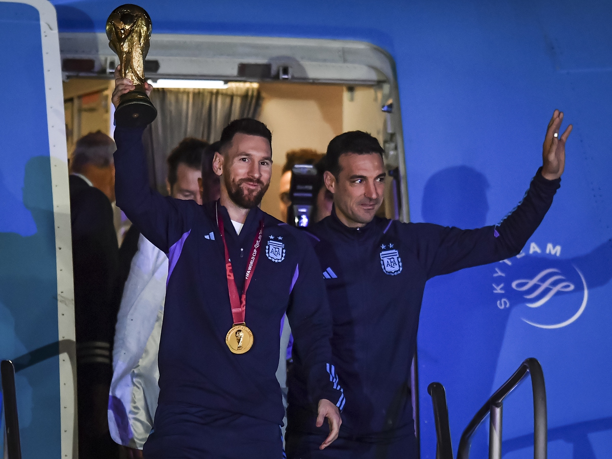 Argentina captain Lionel Messi (left) and coach Lionel Scaloni wave to fans as they arrive in Buenos Aires after winning the World Cup, on December 20, 2022. Photo: VCG