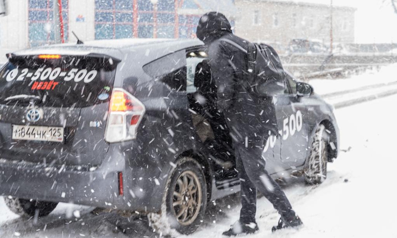A man takes a taxi in heavy snow in Vladivostok, Russia, Dec. 21, 2022.(Photo: Xinhua)
