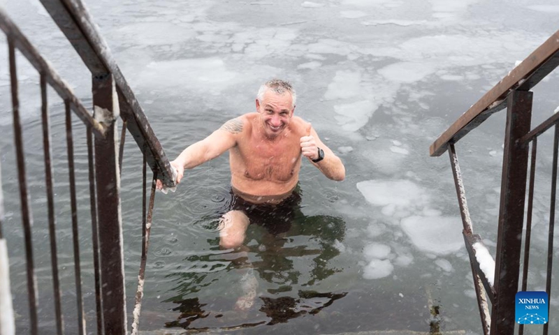 A swimmer is seen in the icy sea of Amur Bay, Vladivostok, Russia, Dec. 21, 2022.(Photo: Xinhua)