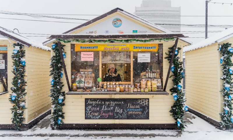 A street kiosk is pictured in heavy snow in Vladivostok, Russia, Dec. 21, 2022.(Photo: Xinhua)