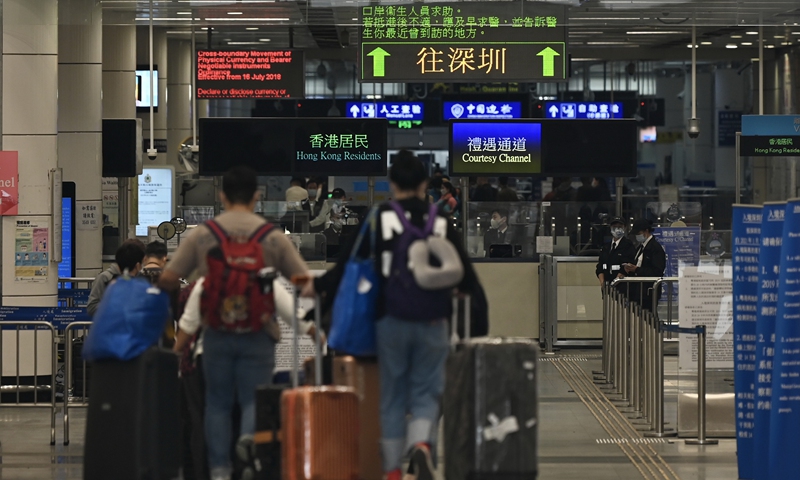 A file photo shows that travelers pass through a land port connecting Hong Kong and Shenzhen, South China's Guangdong Province. Photo: IC