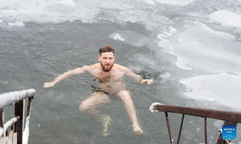 A man swims in the icy sea of Amur Bay, Vladivostok, Russia, Dec. 21, 2022.(Photo: Xinhua)