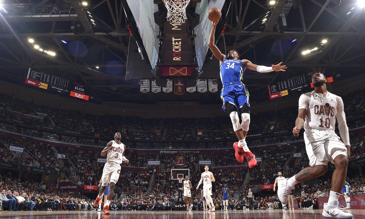 Giannis Antetokounmpo (No.34) of the Milwaukee Bucks drives to the basket against the Cleveland Cavaliers on December 21, 2022 in Cleveland, the US. Phtoto: VCG