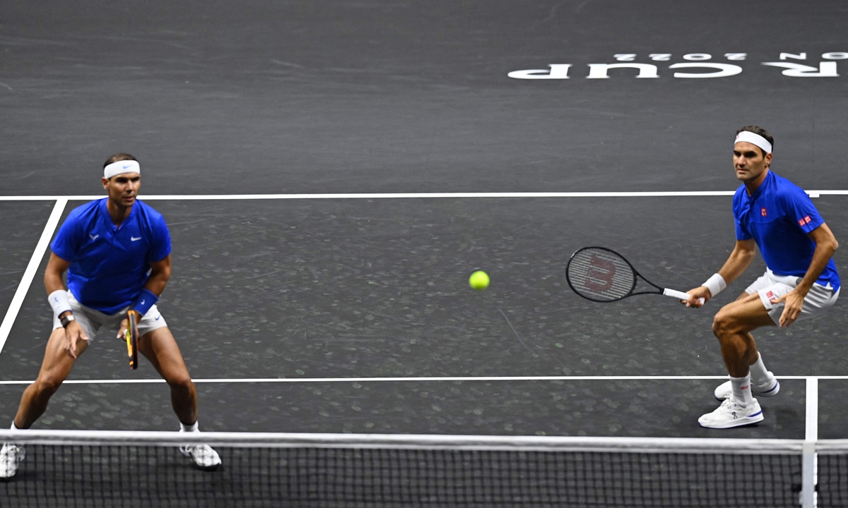 Roger Federer (right) and Rafael Nadal play in a doubles tennis match in London, the UK. Photo: VCG