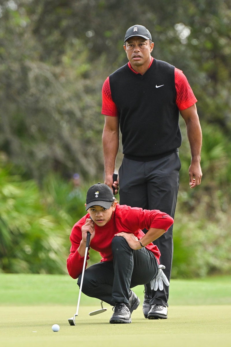 Tiger Woods and his son Charlie read the third green during the final round of the PGA Tour Champions PNC Championship on December 18, 2022 in Orlando, the US. Photo: VCG