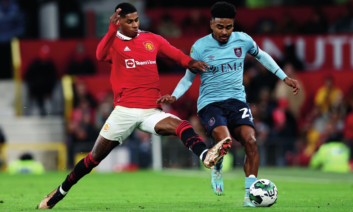 Marcus Rashford (left) of Manchester United challenges Ian Maatsen of Burnley on December 21, 2022 in Manchester, England. Photo: VCG