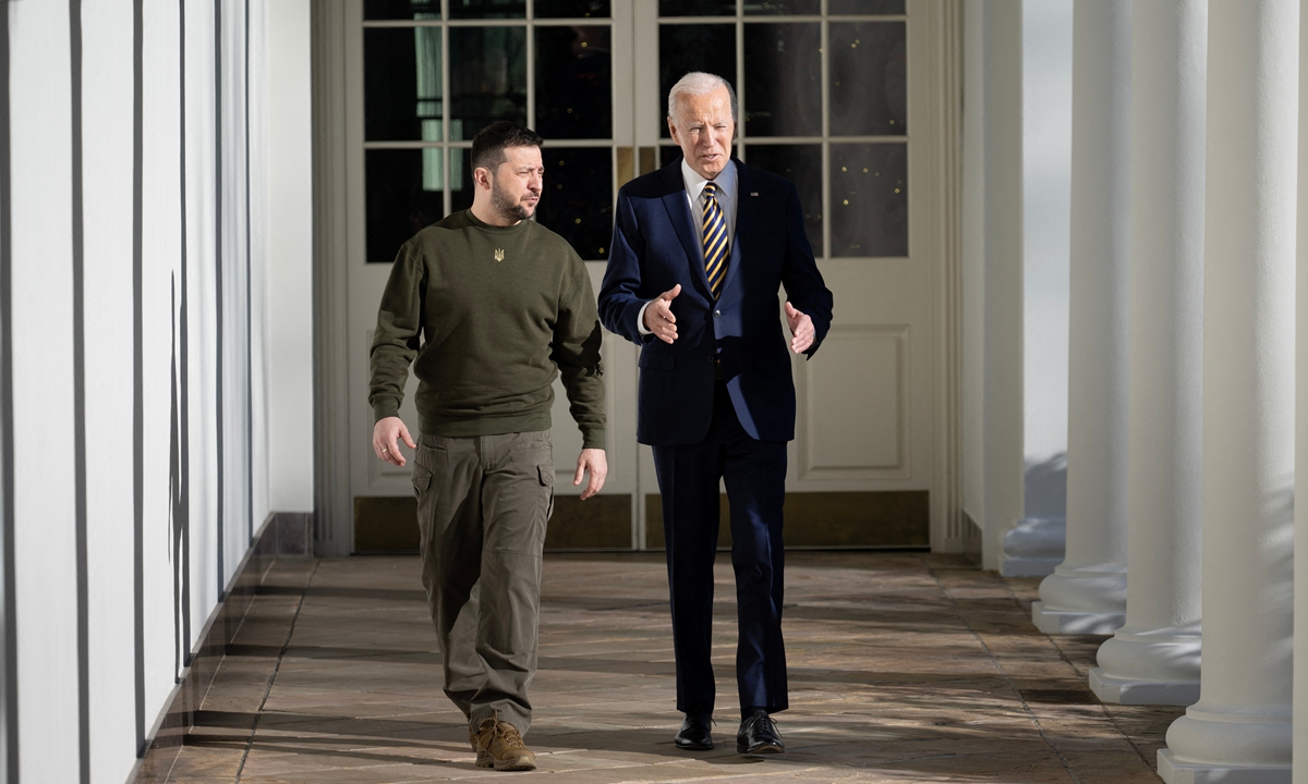 US President Joe Biden walks with Ukraine's President Volodymyr Zelensky through the colonnade of the White House, in Washington, DC on December 21, 2022. Photo: AFP