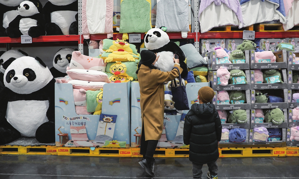 Customers buy products at Sam's Club store in Daxing district, Beijing on December 23, 2022. On the same day, the store, the fourth Sam's Club store in Beijing, is officially opened. Photo: VCG