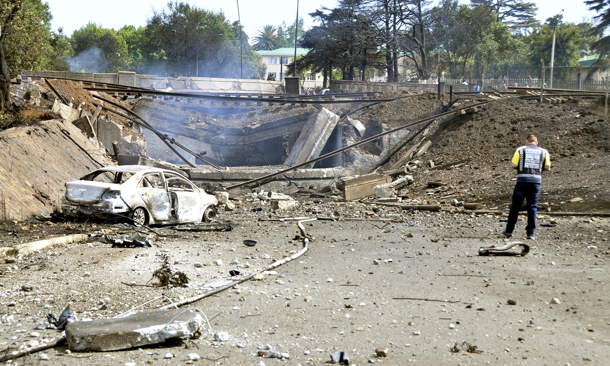 A burned-out vehicle marks the spot where a gas tanker exploded under a bridge in Boksburg, east of Johannesburg, South Africa, on December 24, 2022. Photo: VCG