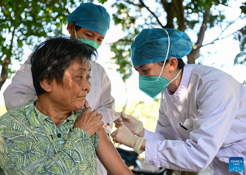 A medical worker administers a dose of COVID-19 vaccine to a senior resident in Hufeng Village of Wenchang, south China's Hainan Province, Dec. 22, 2022. The door-to-door services have been offered to help the elderly get COVID-19 vaccinations in the city of Wenchang. (Xinhua/Pu Xiaoxu)