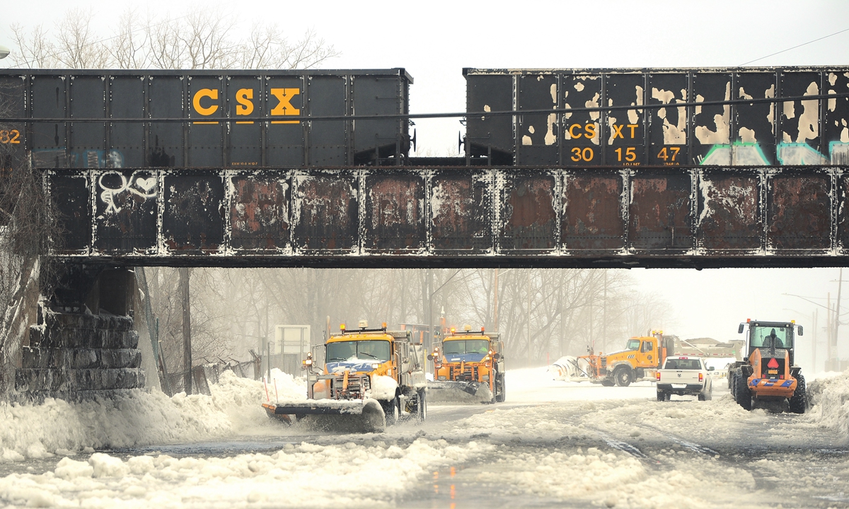 Plows remove ice and snow along the Lake Erie shoreline on December 24, 2022 in Hamburg, New York, the US. Photo: VCG