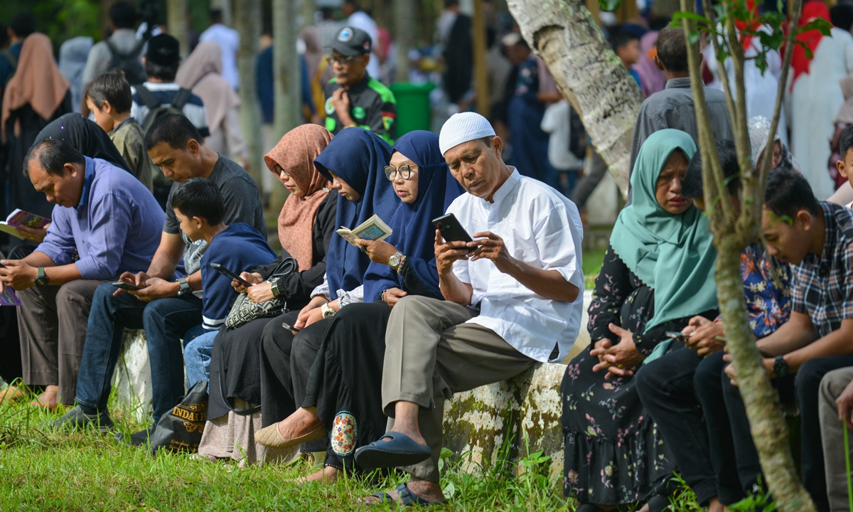 People pray at a mass grave memorial at the Siron Tsunami Memorial Park in Siron, Indonesia, to mark the 18th anniversary of the 2004 Boxing Day tsunami, in Aceh on December 26, 2022. Photo: AFP