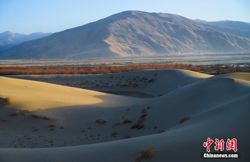 Scenery of the national desert park in Zhanang County of Shannan, southwest China's Tibet Autonomous Region, Dec. 24, 2022. (Photo: China News Service/Zhao Lang)
