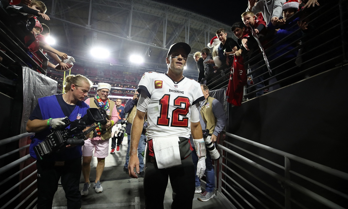Tom Brady of the Tampa Bay Buccaneers walks off the field after an NFL game on December 25, 2022 in Glendale, the US. Photo: AFP