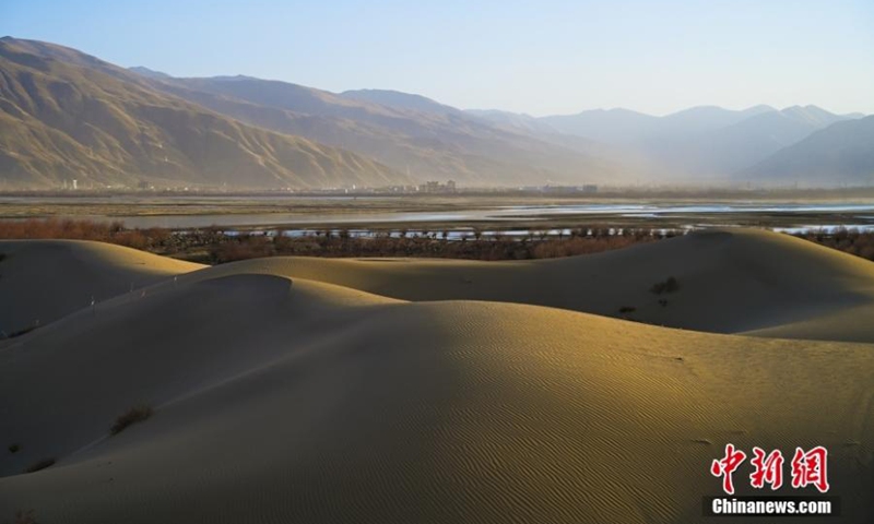Scenery of the national desert park in Zhanang County of Shannan, southwest China's Tibet Autonomous Region, Dec. 24, 2022. (Photo: China News Service/Zhao Lang)
