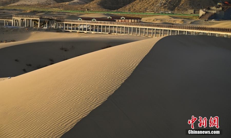 Scenery of the national desert park in Zhanang County of Shannan, southwest China's Tibet Autonomous Region, Dec. 24, 2022. (Photo: China News Service/Zhao Lang)
