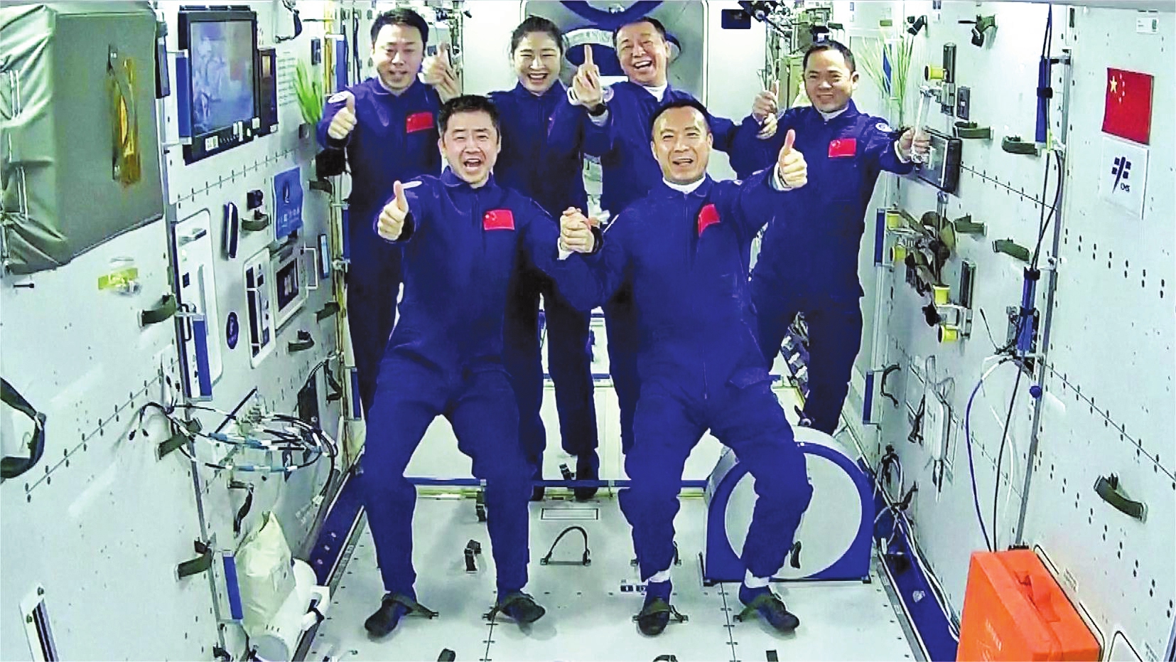 The crew members of Shenzhou-14 and Shanzhou-15 meet and take a photo together in China's space station on November 30. Photo: VCG