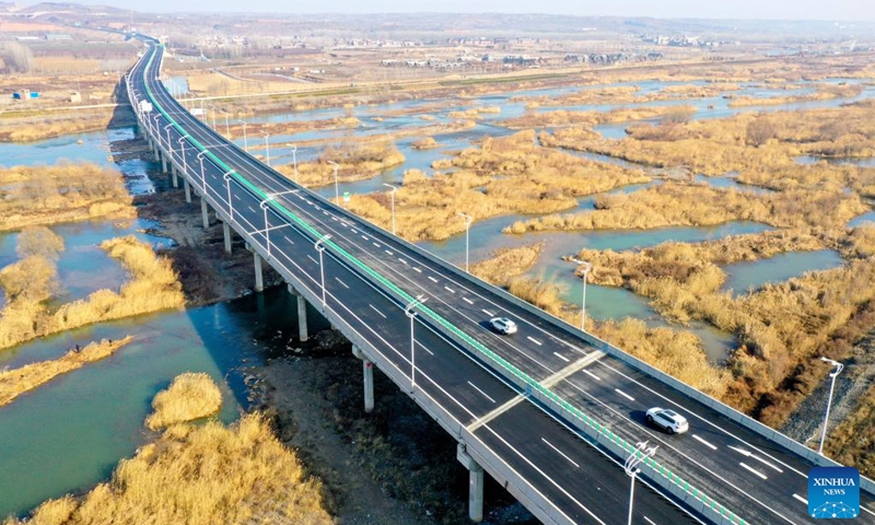 This aerial photo taken on Dec. 26, 2022 shows vehicles running on the expressway linking Xin'an and Yichuan in central China's Henan Province. With a design speed of 100 kilometers per hour, the 81 km expressway is an important part of the expressway network in Henan Province.(Photo: Xinhua)
