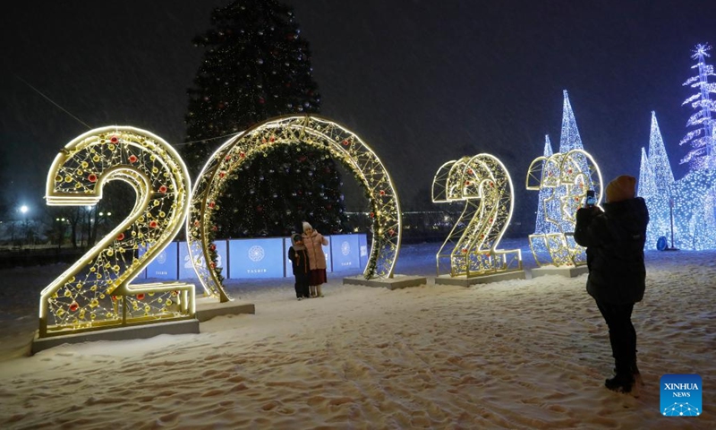 People pose for pictures with decorations for the New Year in Moscow, Russia, on Dec. 27, 2022.(Photo: Xinhua)