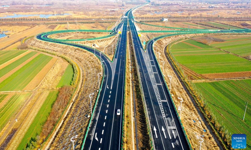 This aerial photo taken on Dec. 26, 2022 shows a vehicle running on the expressway linking Xin'an and Yichuan in central China's Henan Province. With a design speed of 100 kilometers per hour, the 81 km expressway is an important part of the expressway network in Henan Province.(Photo: Xinhua)