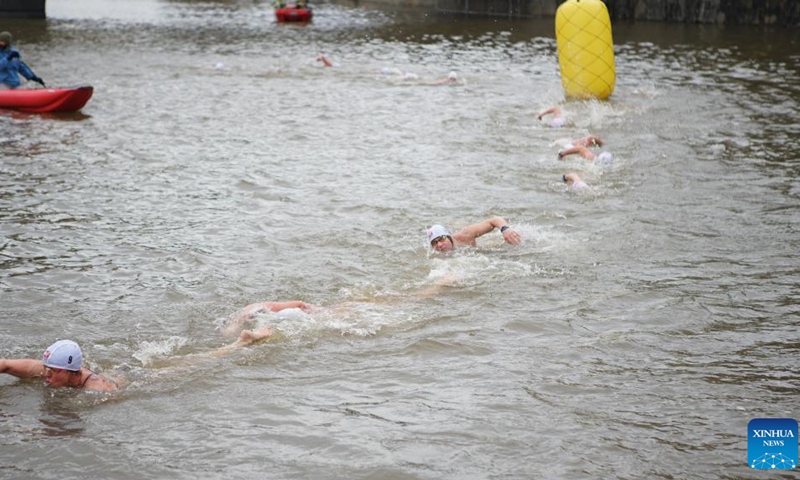 Swimmers participate in the traditional Christmas swimming competition in the Vltava River in Prague, the Czech Republic, Dec. 26, 2022.(Photo: Xinhua)