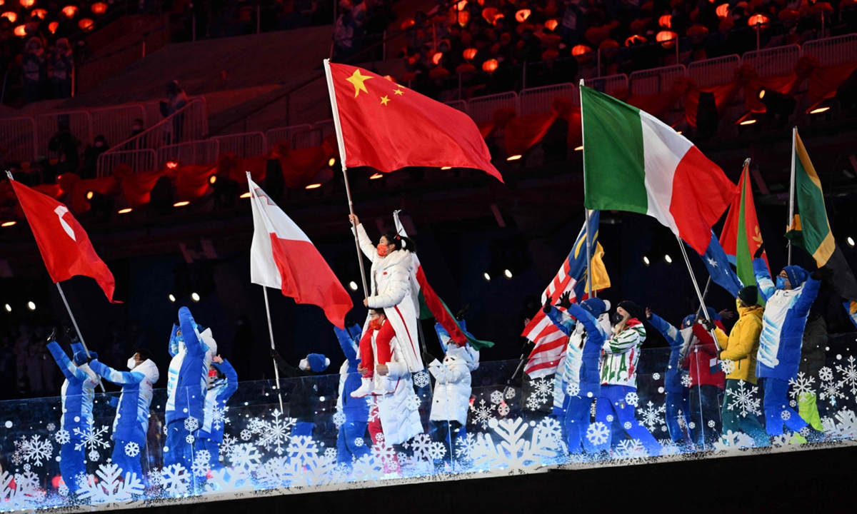 China's flag bearer Xu Mengtao enters the stadium during the closing ceremony of the Beijing 2022 Winter Olympic Games on February 20, 2022. Photo: VCG