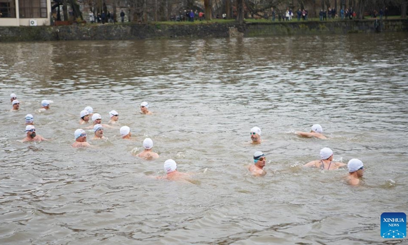Swimmers participate in the traditional Christmas swimming competition in the Vltava River in Prague, the Czech Republic, Dec. 26, 2022.(Photo: Xinhua)