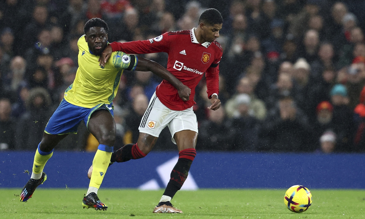 Orel Mangala (left) of Nottingham Forest competes with Marcus Rashford of Manchester United on December 27, 2022 in Manchester, England. Photo: VCG