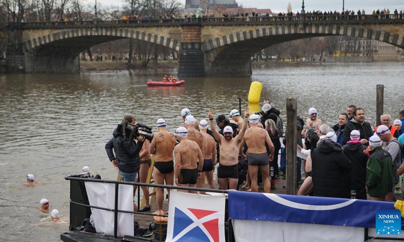 Swimmers participate in the traditional Christmas swimming competition in the Vltava River in Prague, the Czech Republic, Dec. 26, 2022.(Photo: Xinhua)