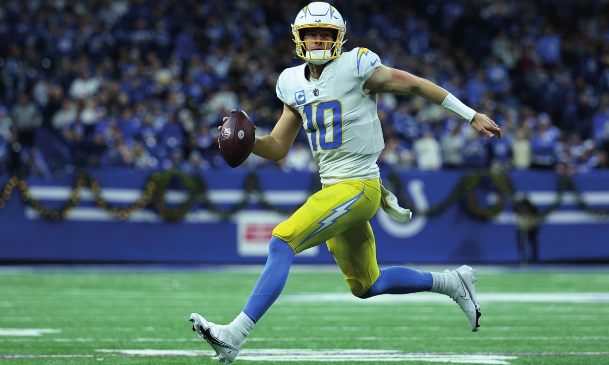 Justin Herbert of the Los Angeles Chargers throws the ball against the Indianapolis Colts on December 26, 2022 in Indianapolis, the US. Photo: VCG