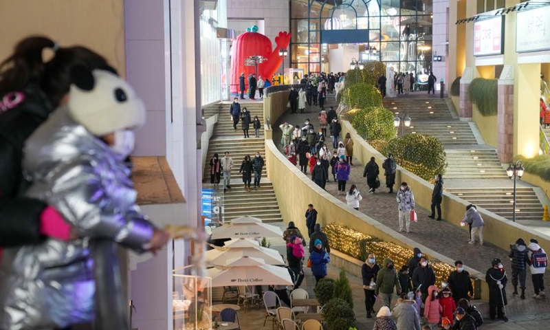 People enjoy leisure time at a business center in Beijing, capital of China, Dec. 24, 2022. In recent days, business areas in Beijing have bustled again as the epidemic prevention and control measures have been optimized in line with the evolving epidemic situation.(Photo: Xinhua)