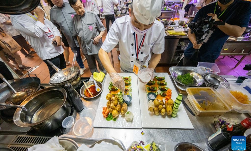 A chef competes during the 2nd Malaysia-China Chinese Cuisine Master Chef Culinary Competition in Kuala Lumpur, Malaysia, Dec. 27, 2022. The 2nd Malaysia-China Chinese Cuisine Master Chef Culinary Competition was held here on Tuesday with 36 chefs vying for the master chef title.(Photo: Xinhua)