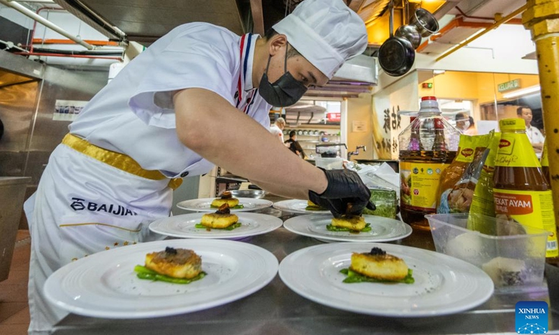 A chef competes during the 2nd Malaysia-China Chinese Cuisine Master Chef Culinary Competition in Kuala Lumpur, Malaysia, Dec. 27, 2022. The 2nd Malaysia-China Chinese Cuisine Master Chef Culinary Competition was held here on Tuesday with 36 chefs vying for the master chef title.(Photo: Xinhua)