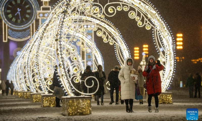People walk through decorations for the New Year in Moscow, Russia, on Dec. 27, 2022.(Photo: Xinhua)