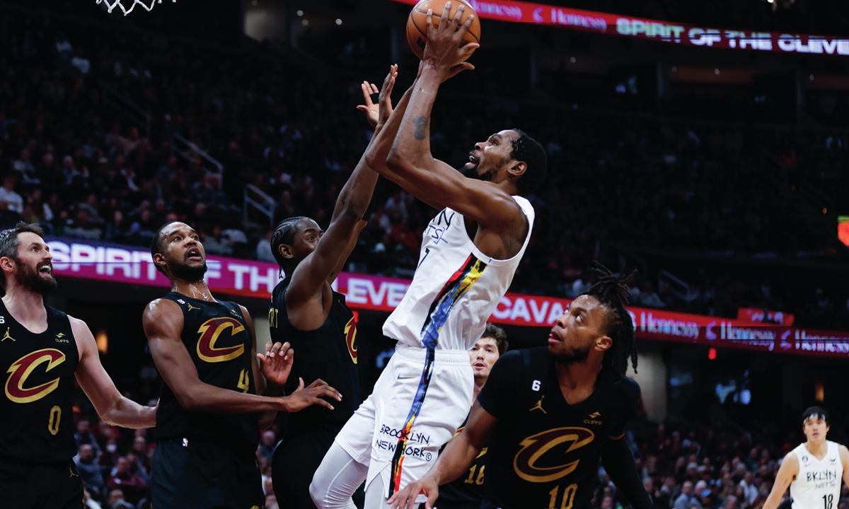 Brooklyn Nets forward Kevin Durant (center top) shoots against the Cleveland Cavaliers on December 26, 2022 in Cleveland, the US. Photo: VCG