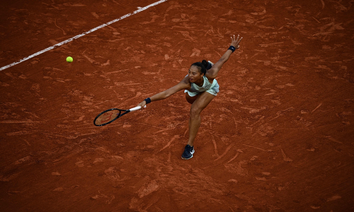 Zheng Qinwen returns the ball to Iga Swiatek during their women's singles match at the French Open in Paris, France on May 30, 2022. Photo: VCG