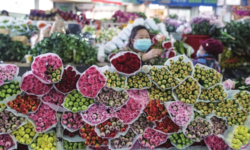 Consumers pick flowers at the Dounan Flower Market, China's largest fresh flower trading hub, in Kunming, Southwest China's Yunnan Province on December 27, 2022. As New Year's Day and the Spring Festival approach, the Dounan Flower Market is seeing surging demand. Photo: cnsphoto