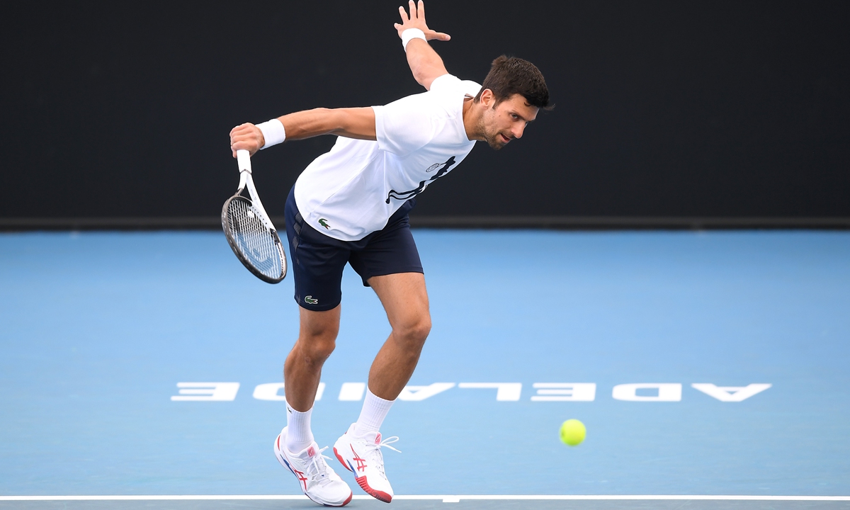 Novak Djokovic plays a backhand during practice on December 28, 2022 in Adelaide, Australia. Photo: VCG