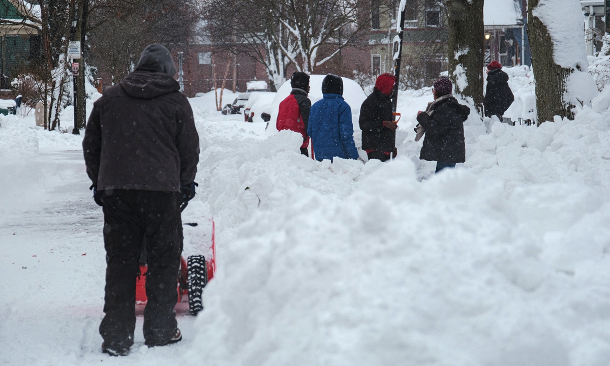 Residents are seen digging out of the snow in Buffalo, New York, on December 27, 2022.Photo: AFP