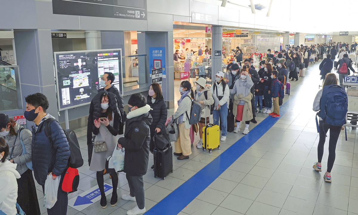 Many passengers spending New Year's holidays abroad are seen at a departure lobby of the Fukuoka Airport in Japan on December 28, 2022. The number of tourists is increasing following the relaxation of border measures for the COVID-19. Photo: VCG