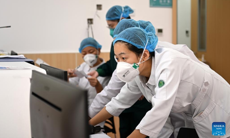 Medics work in a temporary fever clinic at Traditional Chinese Medicine Hospital of Xiqing District, north China's Tianjin, Dec. 28, 2022. To meet the needs of fever patients seeking medical treatment and relieve the pressure on fever clinics in medical institutions, a temporary fever clinic was recently put into use at the new campus of Traditional Chinese Medicine Hospital of Xiqing District in Tianjin.(Photo: Xinhua)