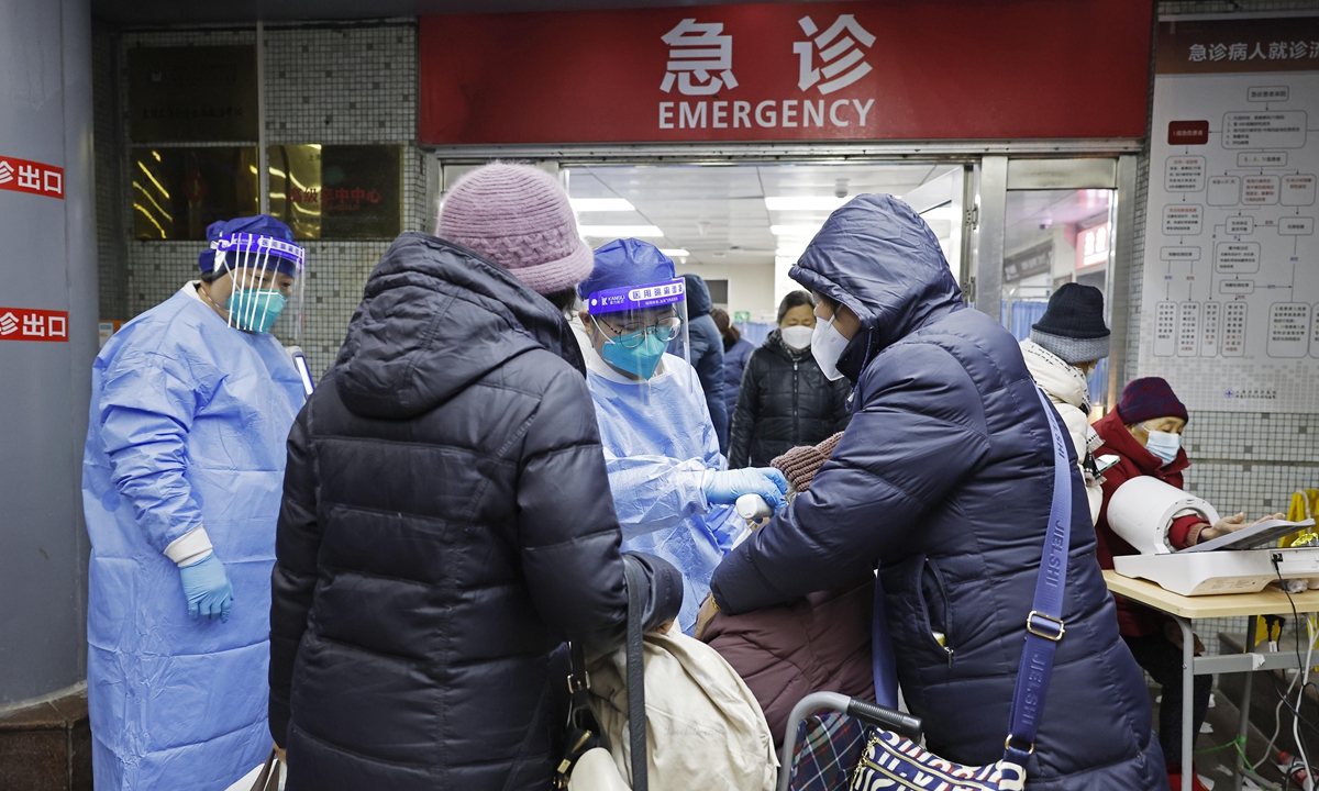 Doctors at Tongji Hospital affiliated to Tongji University check on an emergency patient in Shanghai on December 26, 2022. Photo: IC