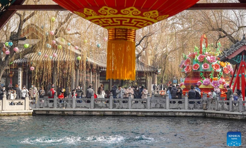 People enjoy leisure time in a scenic area in Jinan city, east China's Shandong province, January 1, 2023. People participate in various leisure activities to spend the New Year holidays.  (Xinhua News Agency/Zhu Zheng)