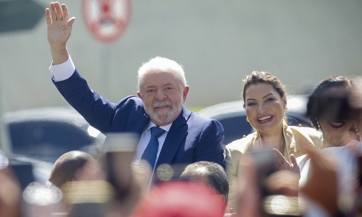 Luiz Inacio Lula da Silva waves after departing with his wife Rosangela Silva from the Metropolitan Cathedral to Congress for their swearing-in ceremony, in Brasilia, Brazil, January 1, 2023. Photo: VCG